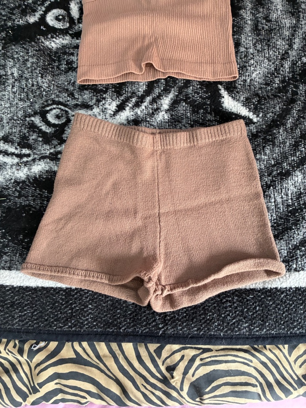 Garage knit shorts, fits a med - Picture 3 of 4